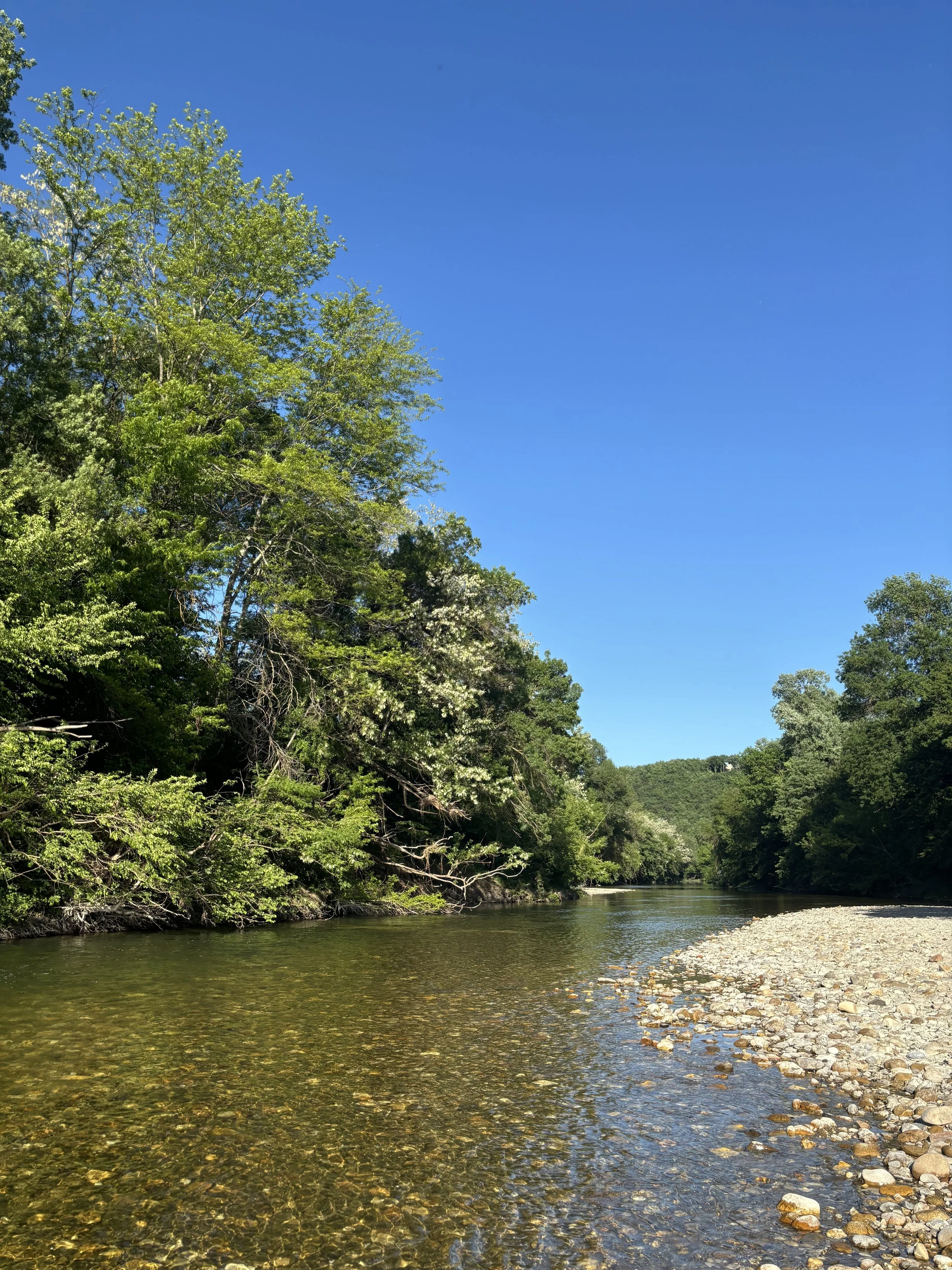 Coin de baignade dans la rivière à rochegude sur Cèze Gard Occitanie.