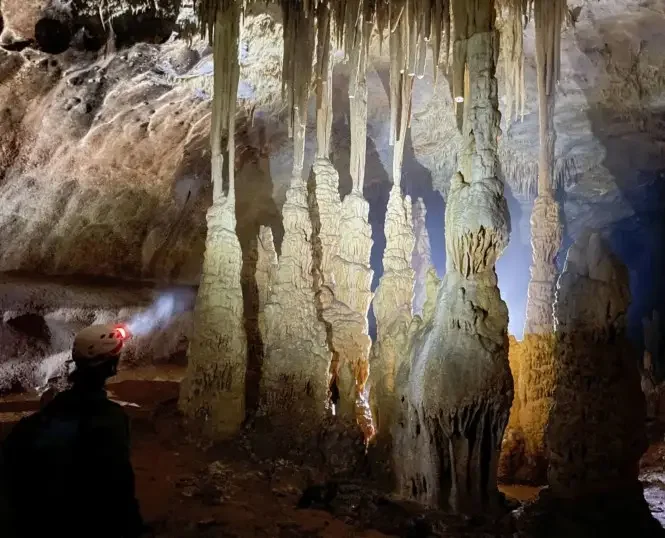 Spéléologie à L'aven d'orgnac , gard occitanie