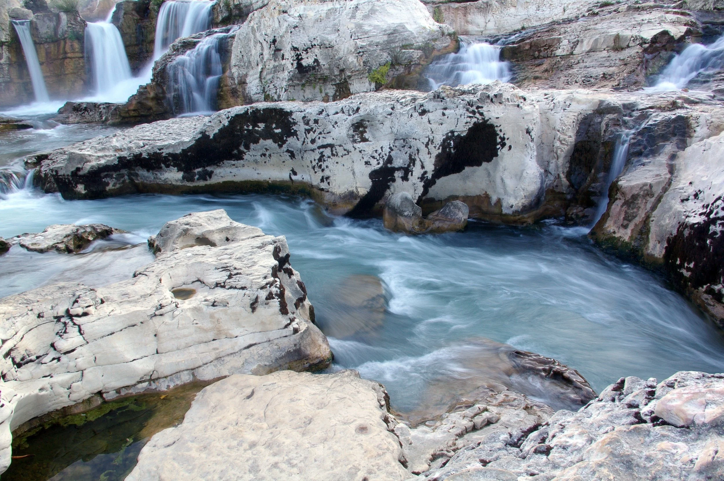 Les cascades de sautadet, la roque sur Cèze d'eau coule sur des rochers en pierre, formant un ruisseau rapide dans un environnement naturel.