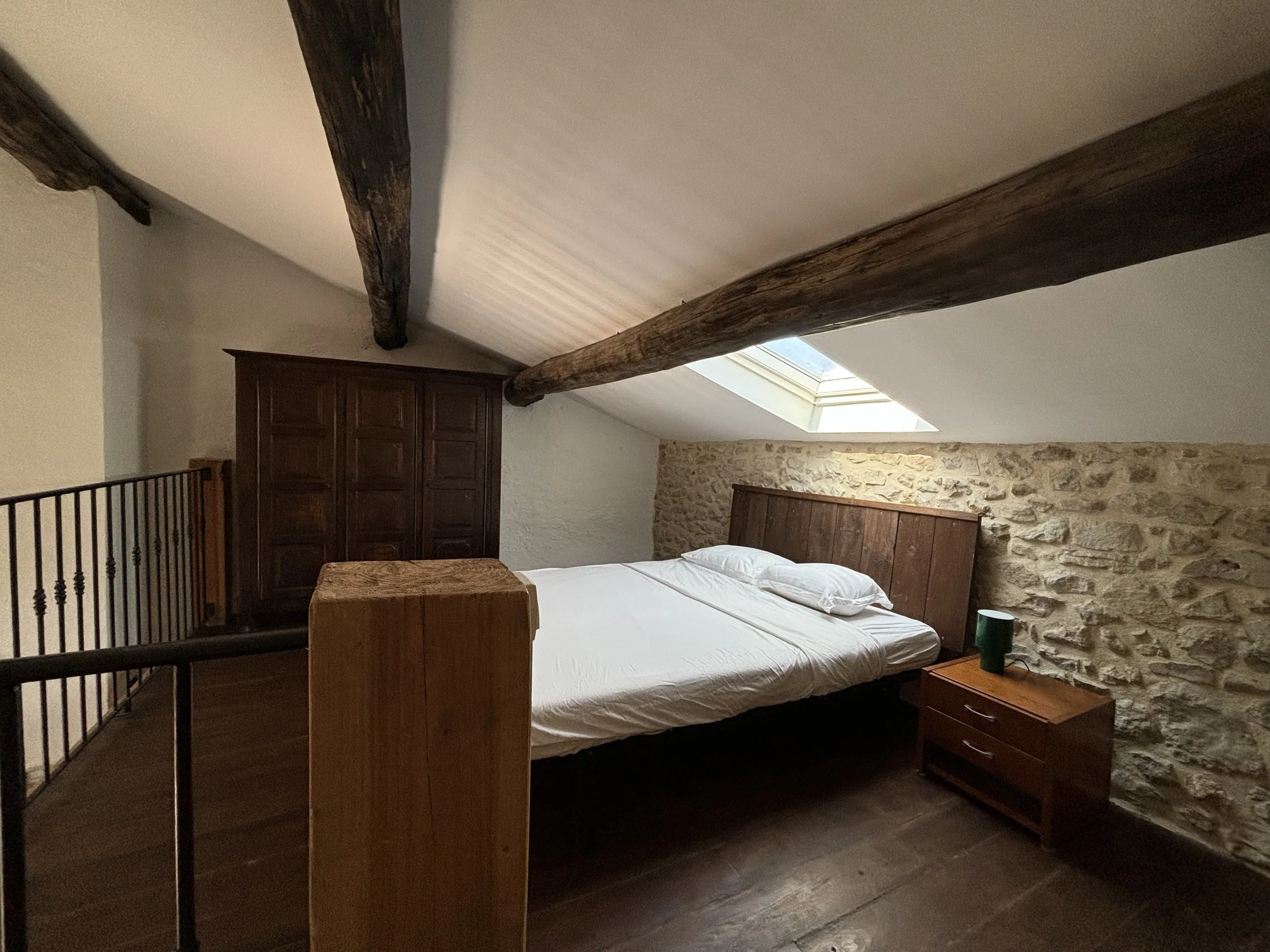 Chambre vue sur le loft, lit double, velux pour une vue sur les étoiles filantes, draps fournis.
