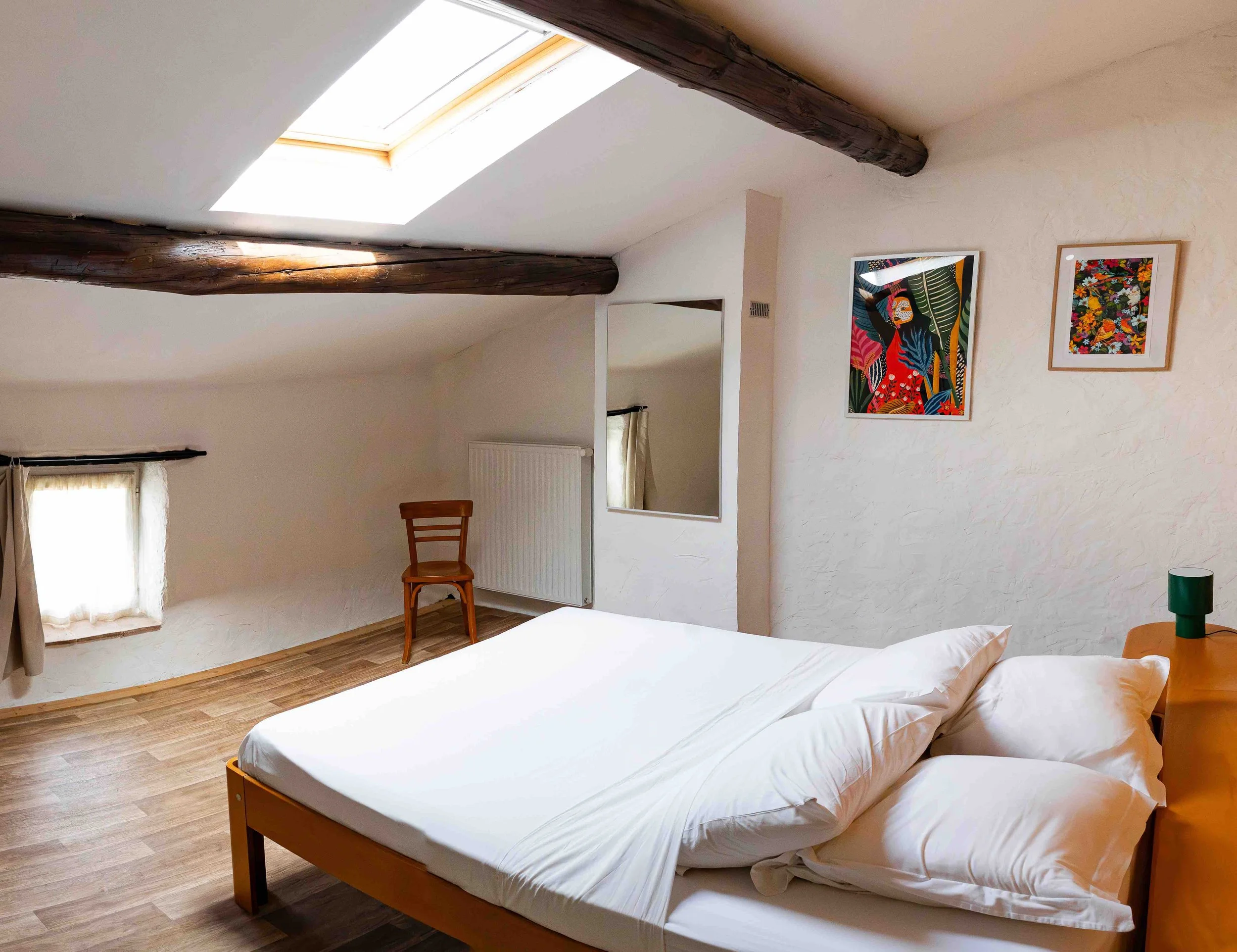 Chambre principale, lit double matelas queen size (160cm) confort hôtel, draps fournis.