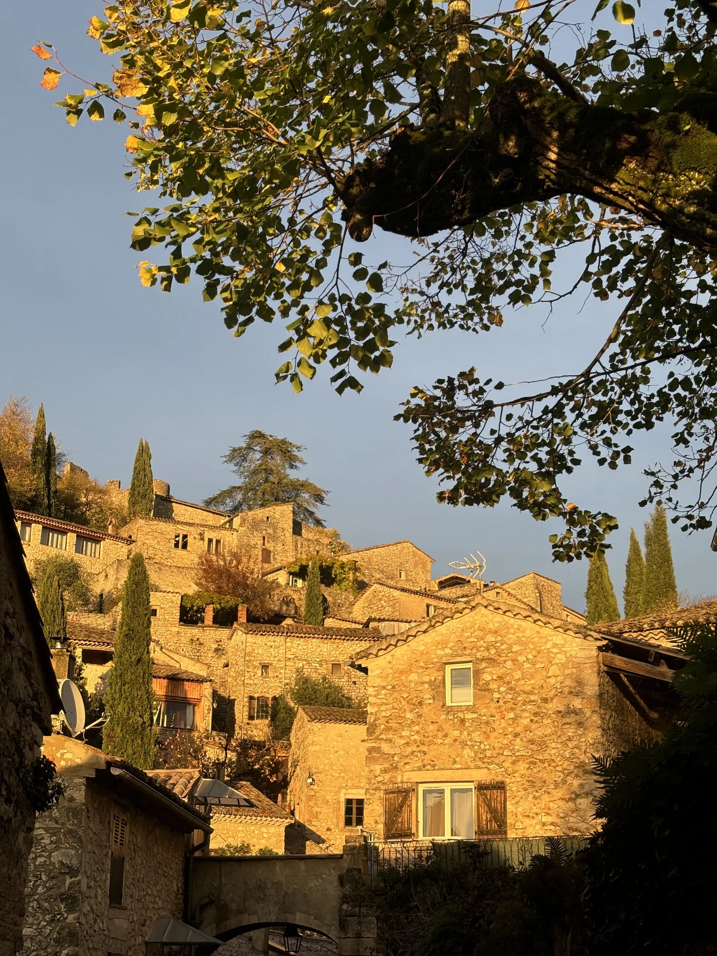 Vue sur le village depuis la porte d'entrée.