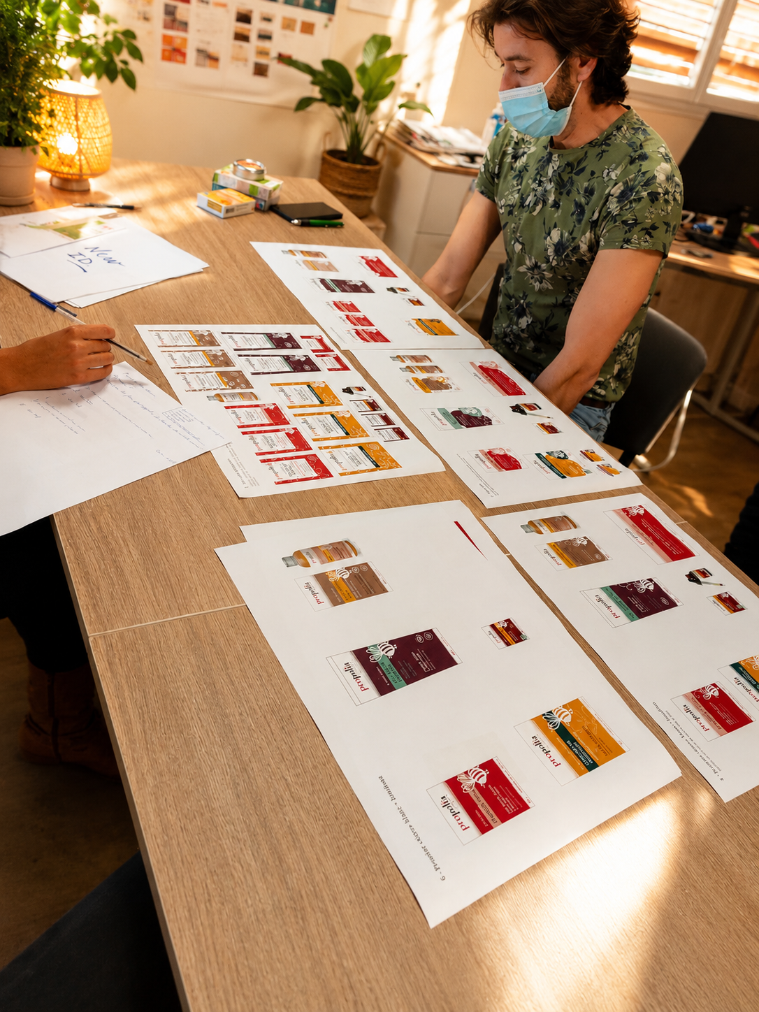 Refonte de l'identité visuelle Propolia en 2020, réunion de travail sur les packagings
