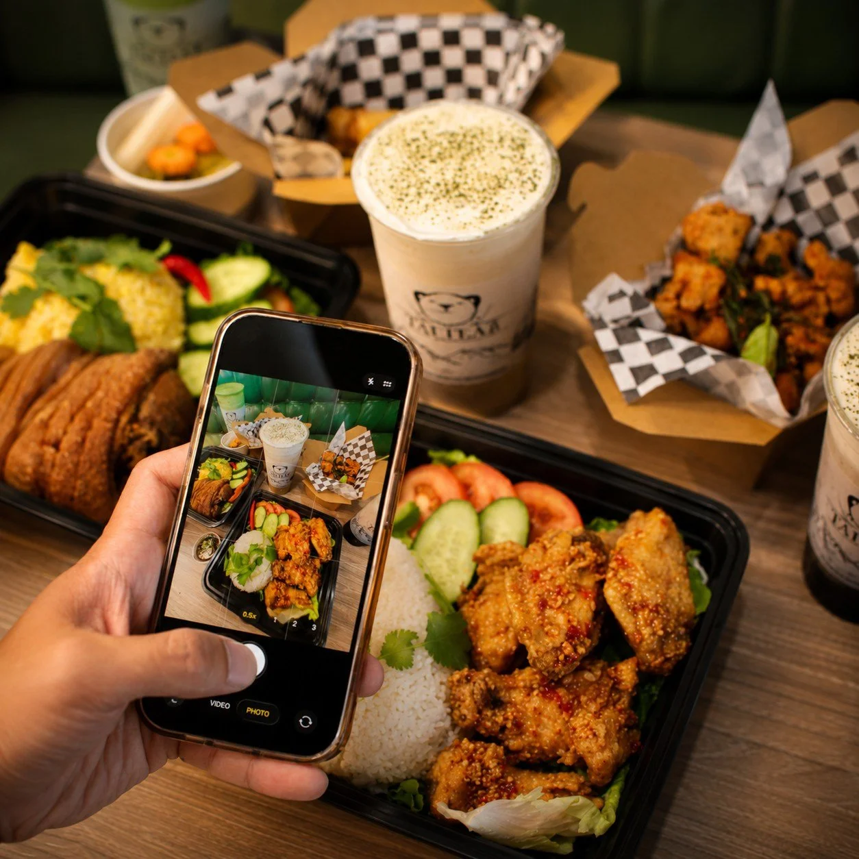 📸 Food so good the camera eats first&hellip;🍗🥤

#OCfoodies #vietnamesefusion #thevkitchen #AnaheimEats #thaitea