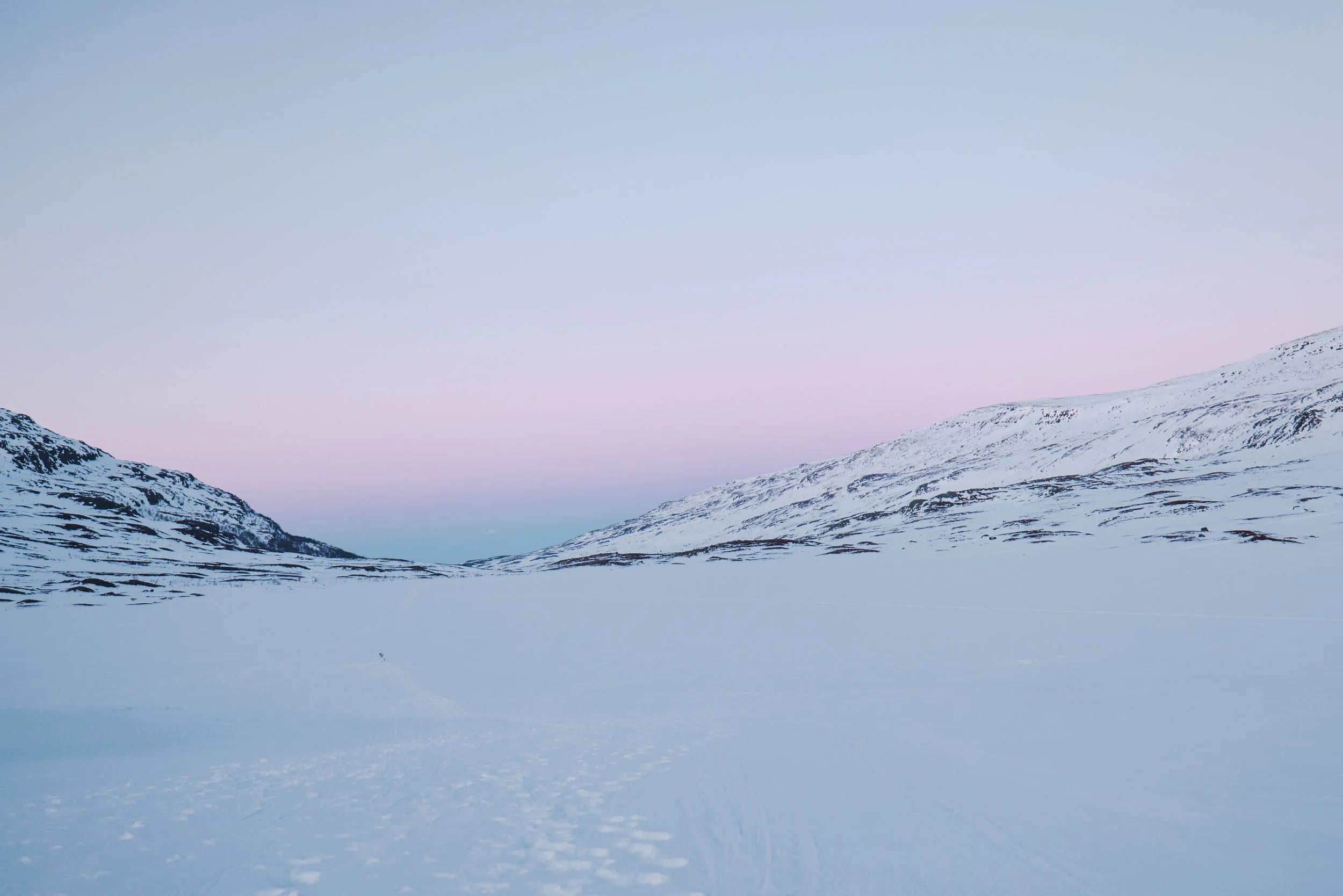 Schneebedehnte Berglandschaft unter einem hellen Himmel