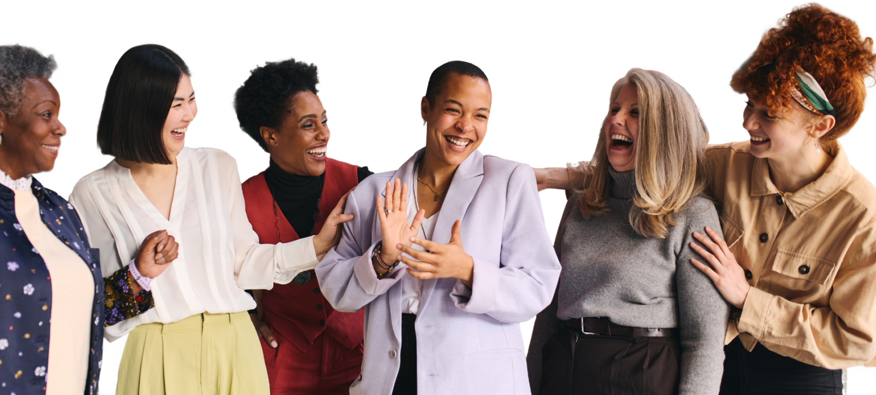 Eine Gruppe von sieben weiblich gelesenen Personen unterschiedlichen Alters und ethnischer Hintergründe, die zusammen lachen und sich unterhalten, in einem freundlichen und herzlichen Moment.