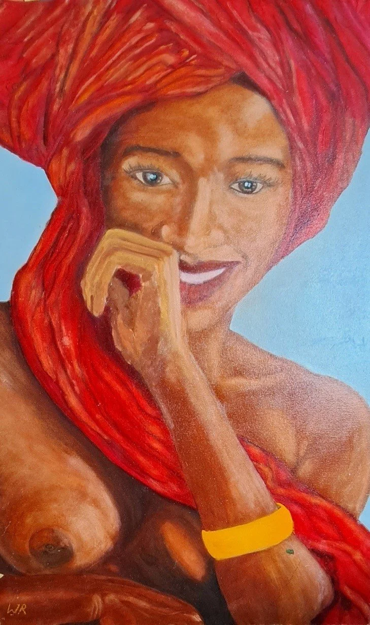 Porträt einer Frau mit brauner Haut, blauen Augen und roten langen Haaren, die einen roten Turban trägt. Sie lächelt leicht und hat eine gelbe Armbanduhr am Arm.