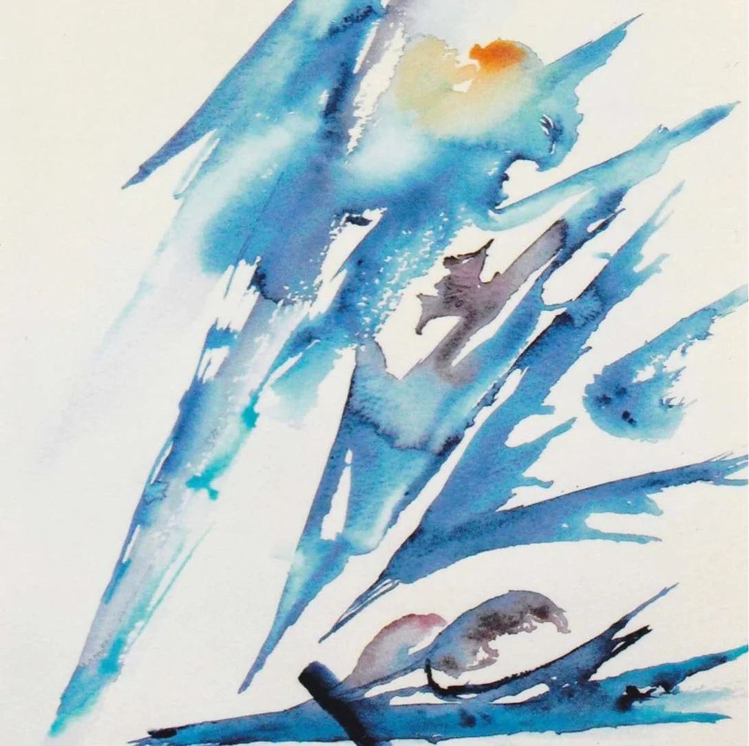 Aquarellgemälde mit blauen, grauen und orangefarbenen Pinselstrichen, die abstrakte Wasser- und Naturmotive darstellen.