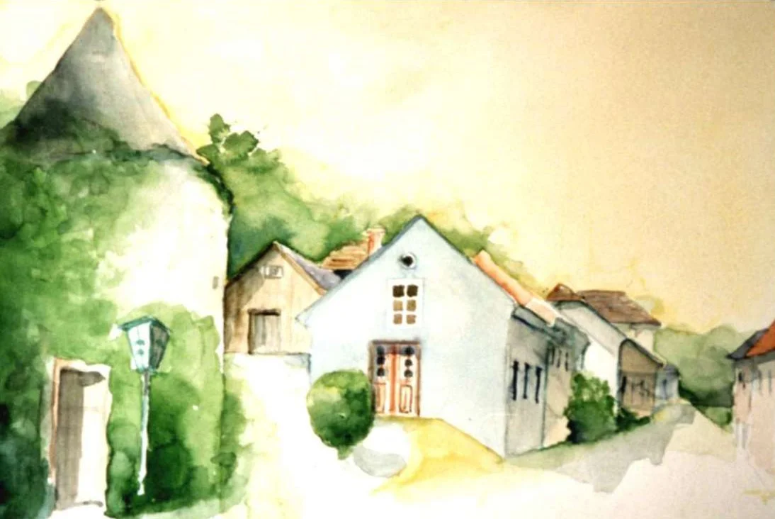 Aquarellmalerei eines kleinen Dorfes mit Häusern, Bäumen und einer Berglandschaft im Hintergrund.