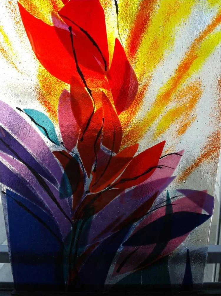 Abstrakte Wandmalerei mit bunten Blättern in rot, lila, blau, schwarz und gelb, mit Spray-Texturen und Linien.