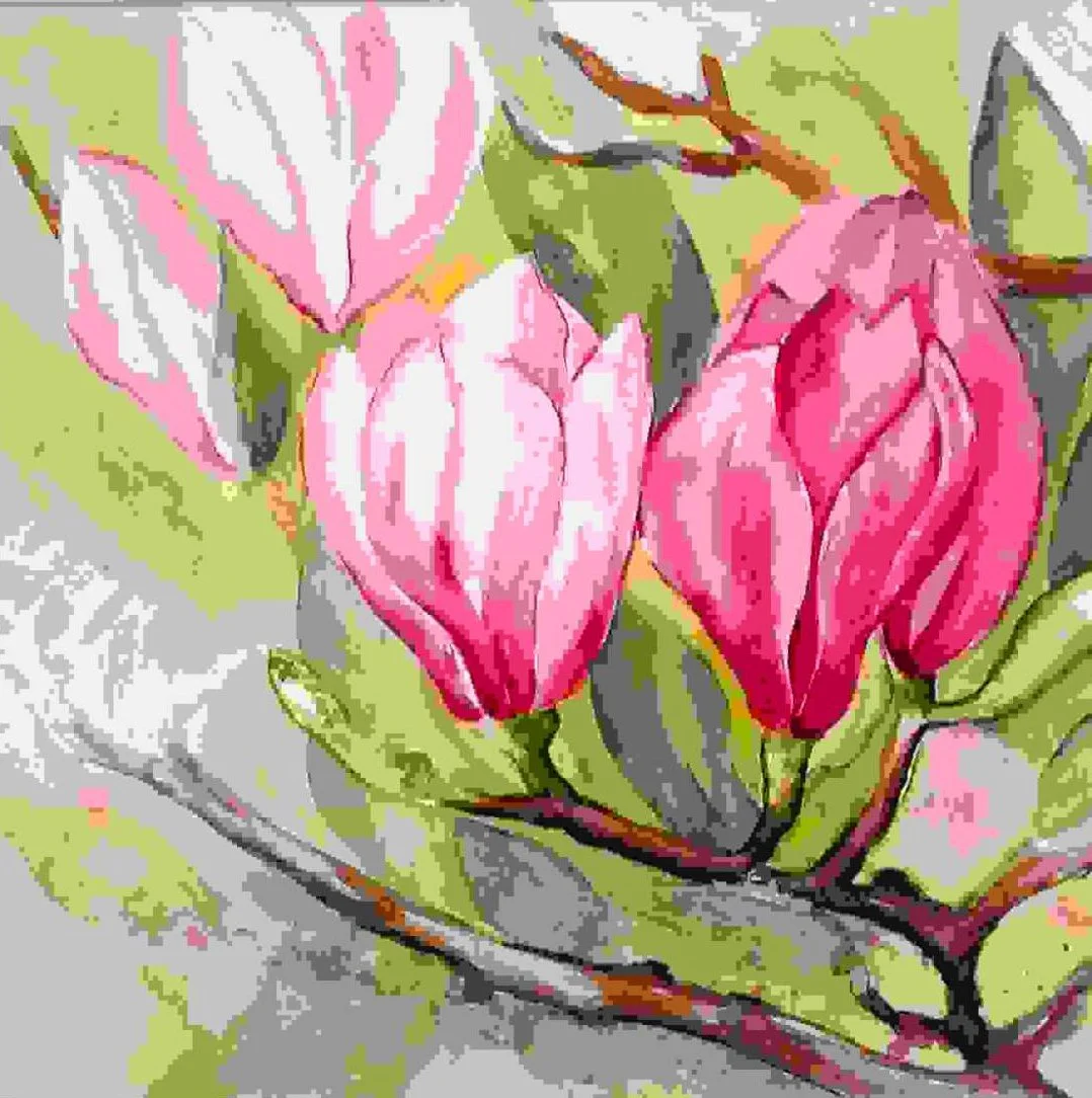 Nahaufnahme von pinkfarbenen Magnolienblüten mit grünen Blättern im Hintergrund.