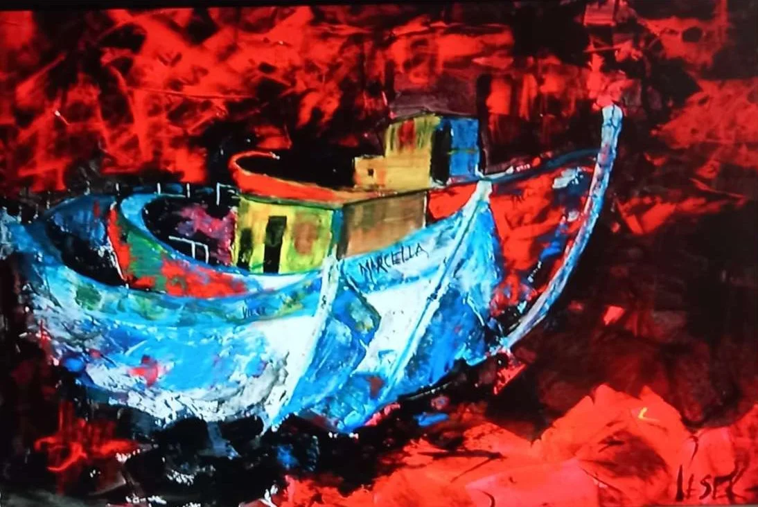 Gemaltes Bild eines Bootes mit verschiedenen Farben, das auf rotem Hintergrund liegt.