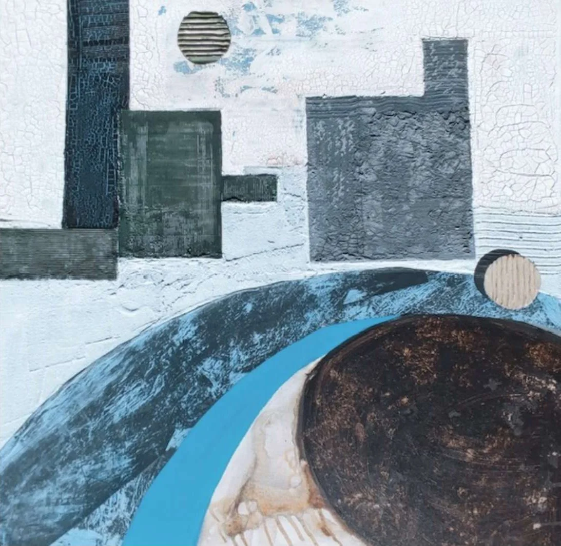 Abstrakte Kunst mit geometrischen Formen, Farbflächen in Blau, Grau, Schwarz und beige, Textur und Crackle-Effekte.