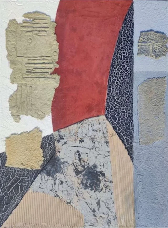 Abstrakte Wanddekoration mit verschiedenen Texturen und Farben, darunter Rot, Schwarz, Beige, Grau und Marmoroptik.