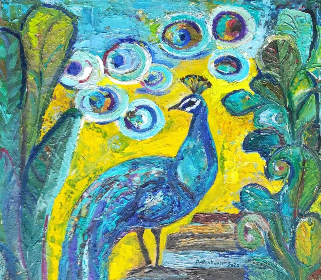 Farbenfrohes Gemälde eines Pfauen, umgeben von grünen Blättern und einem gelben Hintergrund.