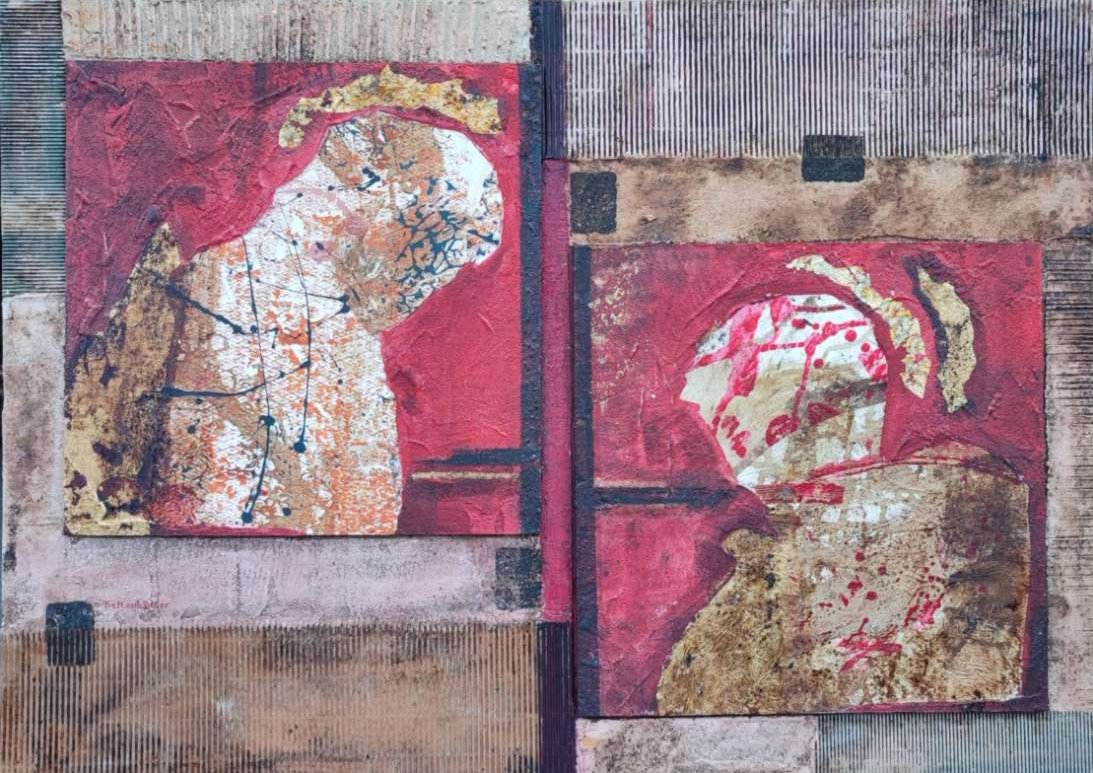 Kunstwerke mit abstrakten Porträts, auf Leinwand, in Rot, Gold und neutralen Tönen, in einem kunstd-freundlichen Raum.