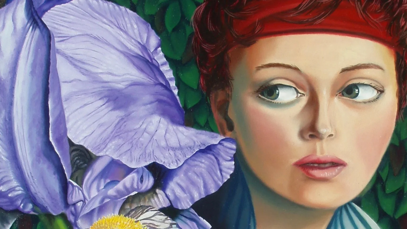 Ein künstlerisches Gemälde eines Mädchens mit roten Haaren, grünen Augen und einem blauen Kleid, umgeben von lila Blumen und grünen Blättern.