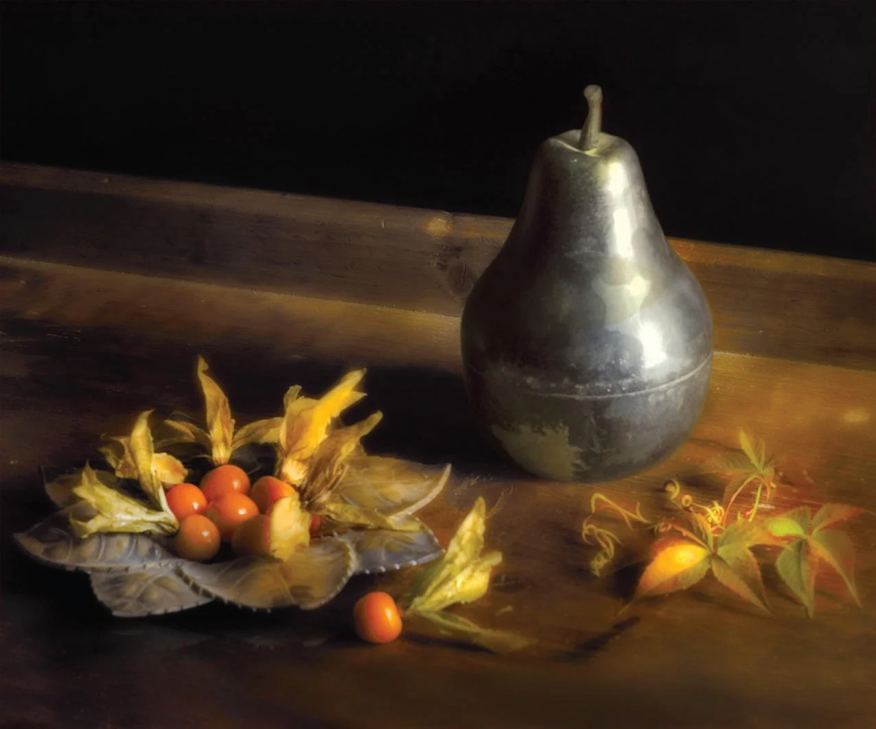 Stillleben mit einem metallischen Birnenbehälter, gelben Blumen, kleinen orangefarbenen Früchten und Herbstblättern auf einem Holztisch.