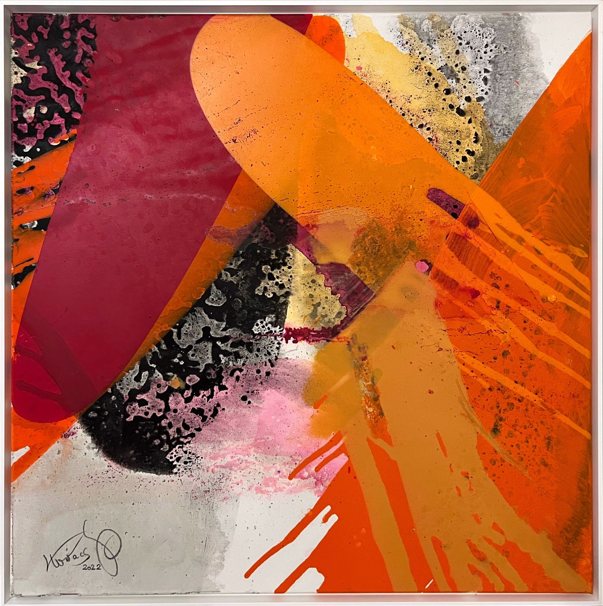 Abstraktes Gemälde mit leuchtenden Farben wie orange, rot, schwarz, pink, beige und weiß, mit verschiedenen Formen, Mustern und Texturen.