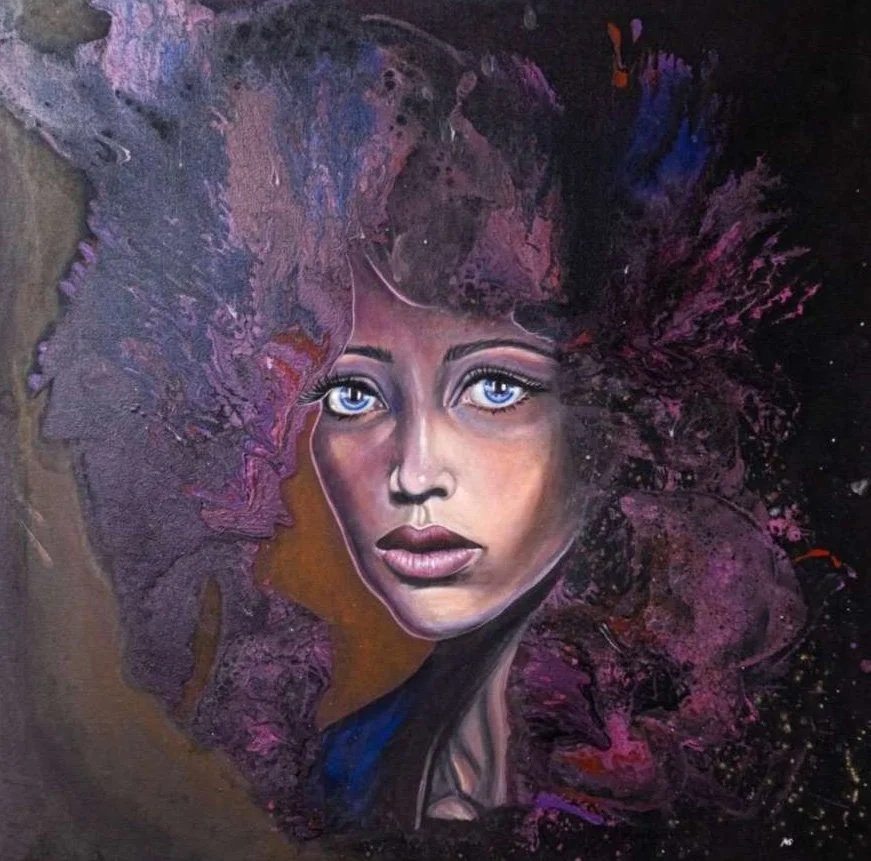 Porträt einer Frau mit blauen Augen und dunklem Haar, umgeben von abstrakten, bunten Farben in einem Kunstwerk.