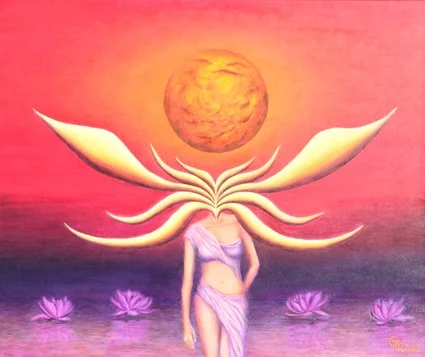 Surrealistische Kunstszene mit einer nackten Frau in einem lilafarbenen Kleid, umgeben von lilafarbenen Lilien, mit einem Sonnen- oder Planeten im Hintergrund und länglichen, weißen Flügeln, die wie Tentakel um ihren Kopf wachsen.