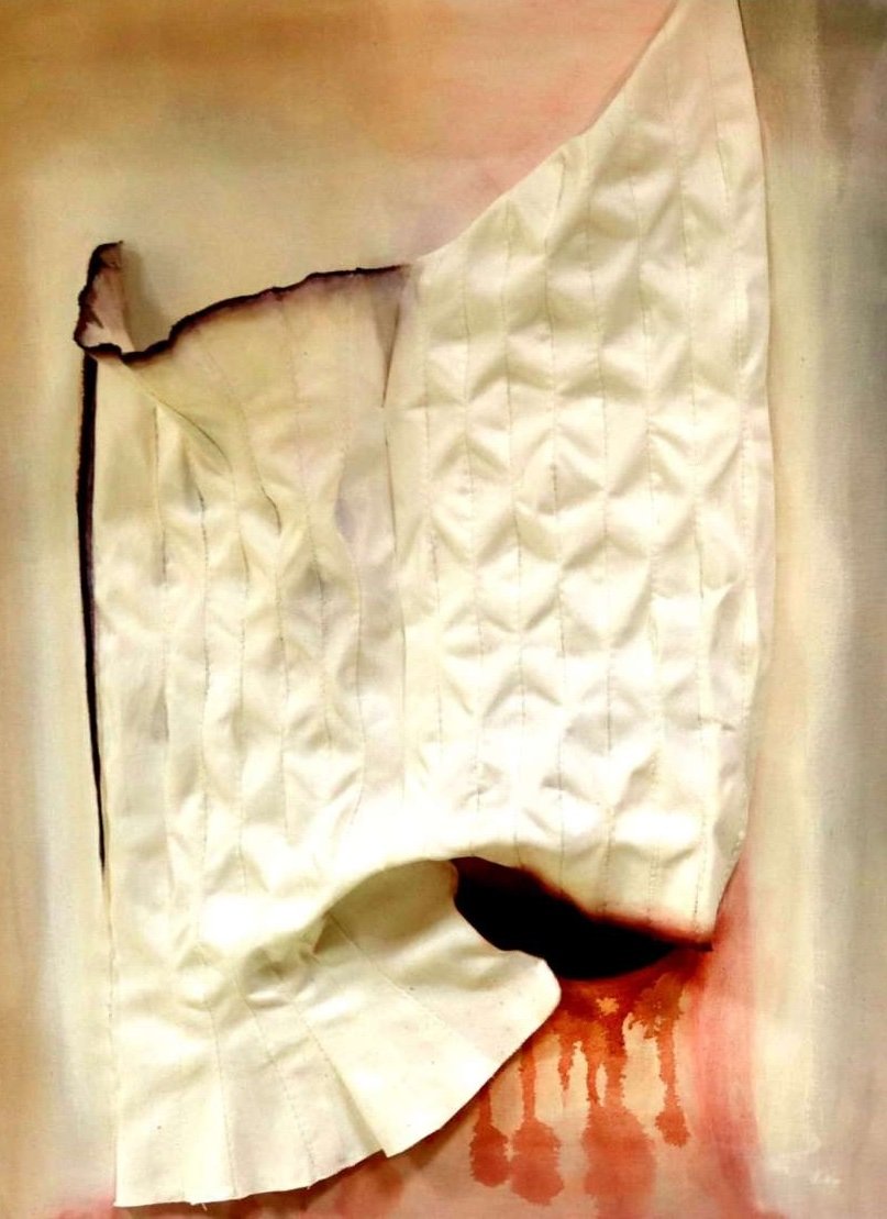 Ein gealtertes, zerzaustes, zerfleddertes Poster oder Papier mit Rissen und Abnutzung, das auf einem Oberflächen liegt.