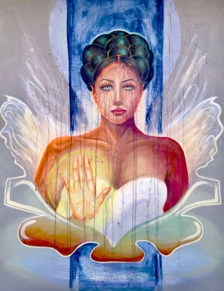 Straßengemälde einer jungen Frau mit blauen Augen, schwarzen Locken und roten Lippen, umgeben von Wasser, Flügeln und einem blauen Himmel im Hintergrund.