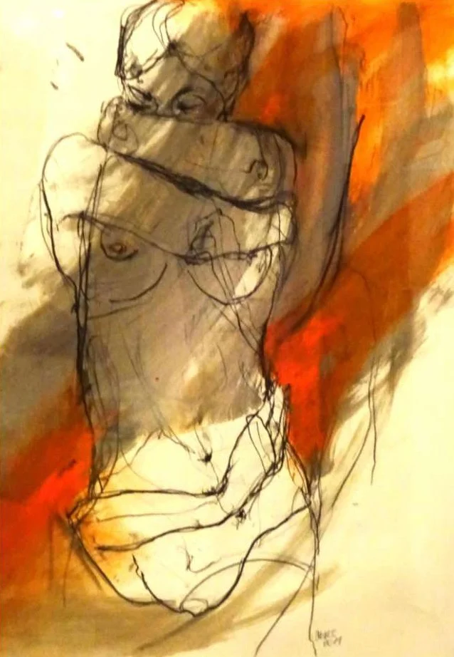 Skizze einer nackten Frau, die ihre Brust bedeckt, mit warmen orange- und graublauen Aquarellfarben im Hintergrund.