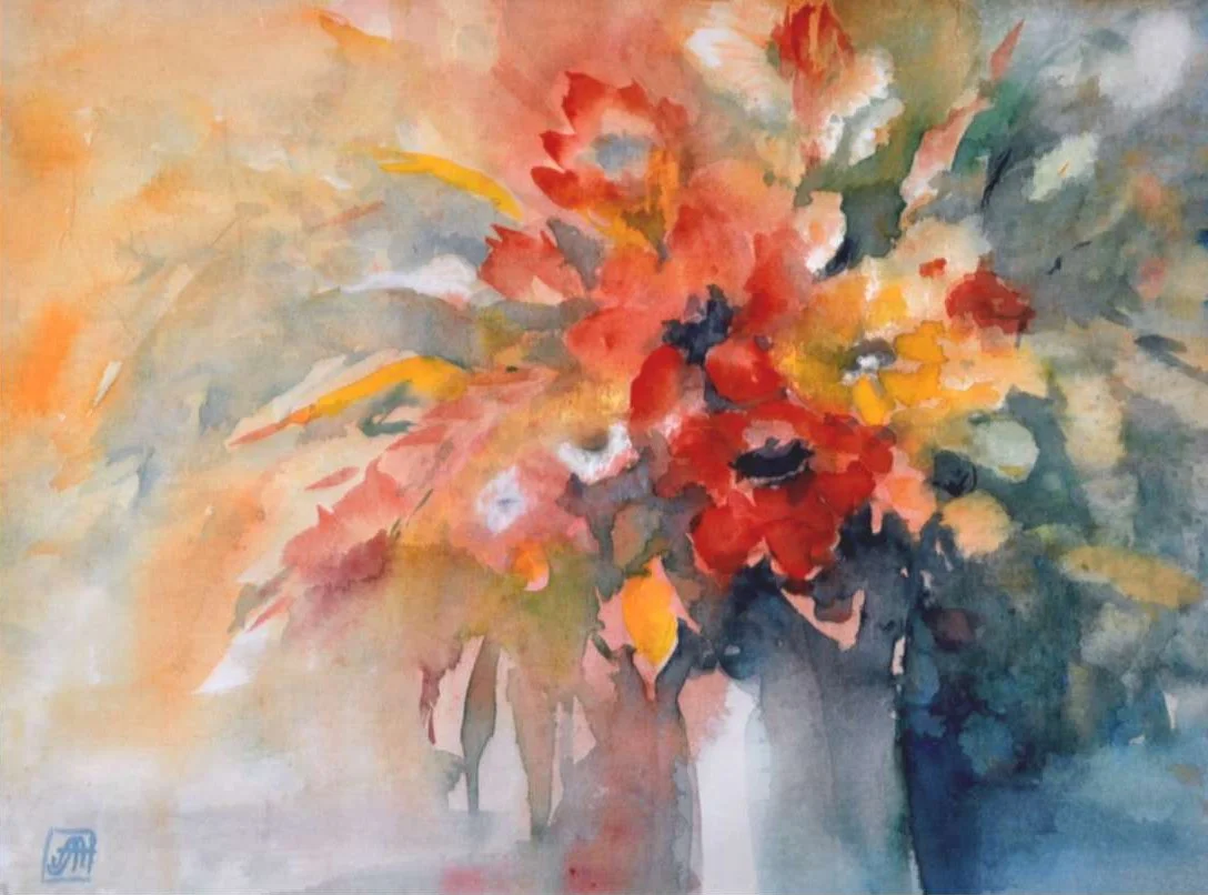 Aquarell-Malerei eines Blumenstraußes in einer Vase mit dominanten Rottönen, ergänzt durch Gelb, Grün, Blau und Weiß.