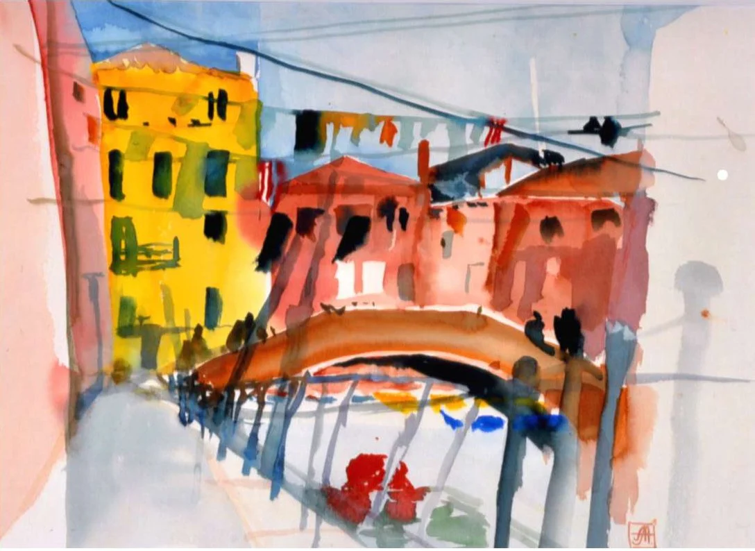 Aquarell-Malerei einer italienischen Brücke mit bunten Gebäuden und Wäscheleinen über dem Wasser.