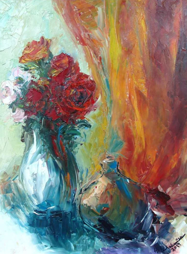 Abstraktes Gemälde mit Blumen in einer Vase und einer weiteren gefüllten Vase vor einem bunten Hintergrund.