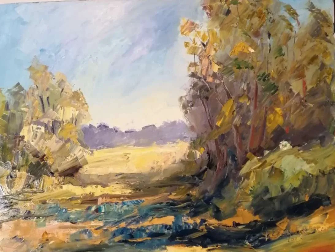 Landschaft mit Bäumen, blauen Himmel, Fluss und weiten Wiesen in impressionistischem Stil gemalt.