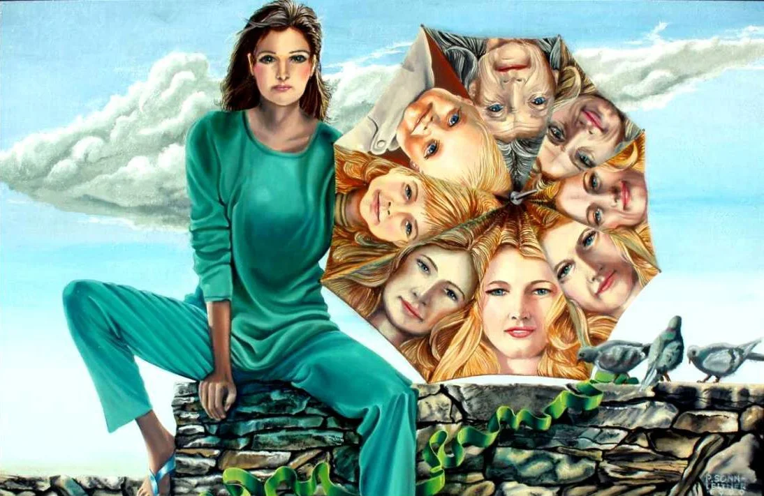 Eine Frau in blauer Kleidung sitzt auf einem Steinmauer, neben ihr ein geschlossenes Kaleidoskop mit den Gesichtern verschiedener Frauen innen. Im Hintergrund Himmel mit Wolken, Vögel auf der Mauer.