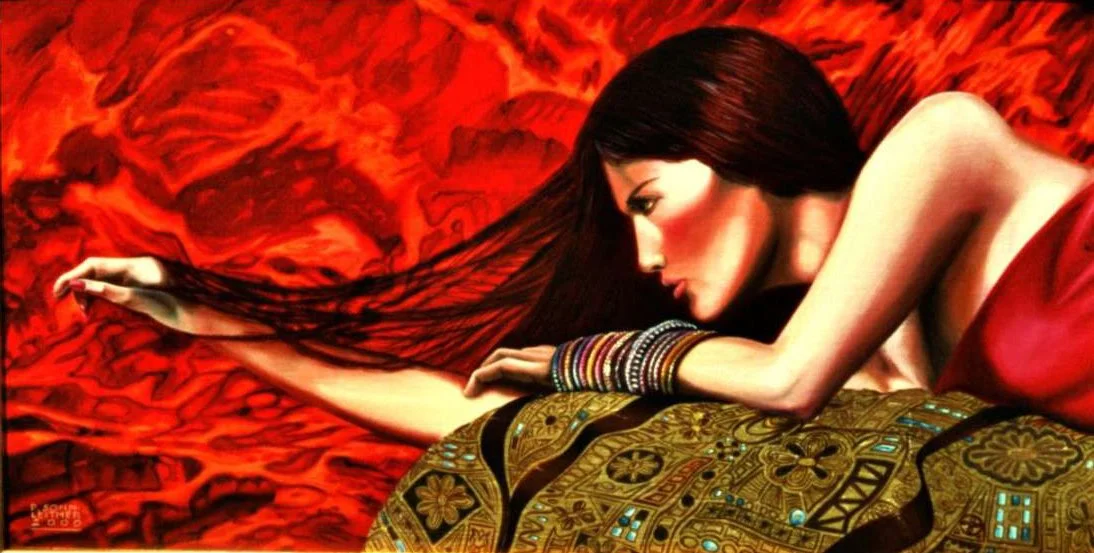 Eine kunstvolle Illustration einer Frau mit langen dunklen Haaren, die auf einer bunten, mit Mustern verzierten Decke liegt. Im Hintergrund ist eine dramatische, rot-orange Lava-ähnliche Szenerie. Die Frau trägt viele Armreifen an einem Arm und schau