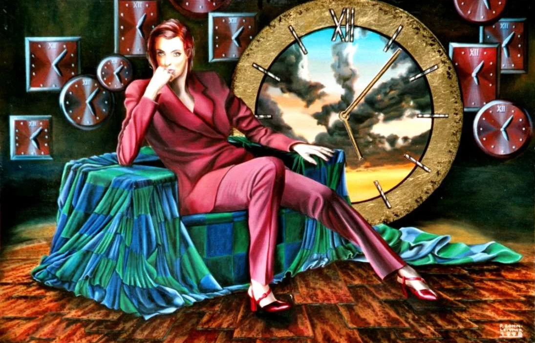 Gemälde einer Frau in einem roten Anzug, sitzend auf einem bequemen Stuhl, im Hintergrund eine große Uhr mit einer Wolkenlandschaft im Zifferblatt, umgeben von kleineren Uhren mit roten Zifferblättern.