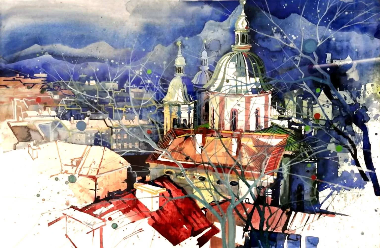 Aquarellartige Stadtszene mit Kirche, roten Dächern, Baum im Vordergrund und verschneiten Bergen im Hintergrund bei Nacht, mit Linien und Farbklecksen