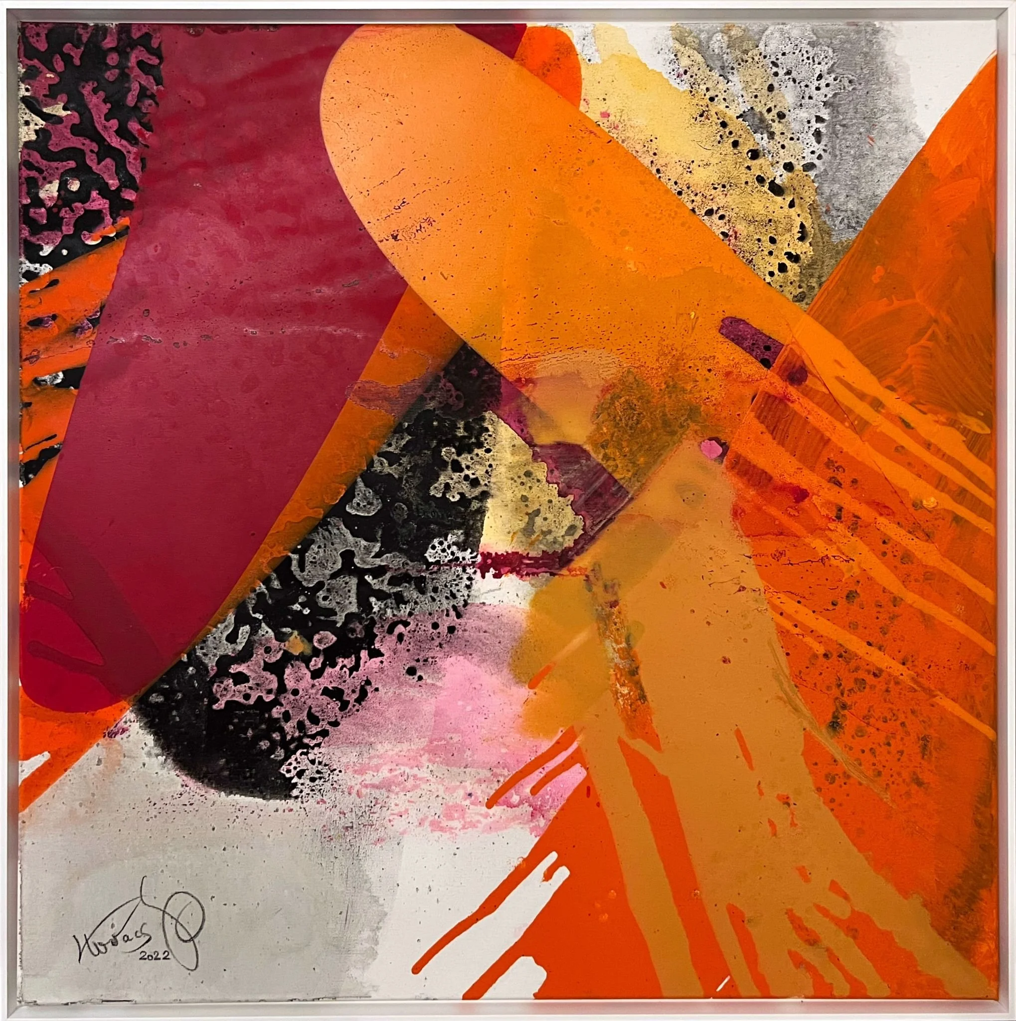 Abstrakte Gemälde mit orange, rot, schwarz, weiß und goldfarbenen Akzenten, geprägt von dynamischen Pinselstrichen und Farbspritzern.