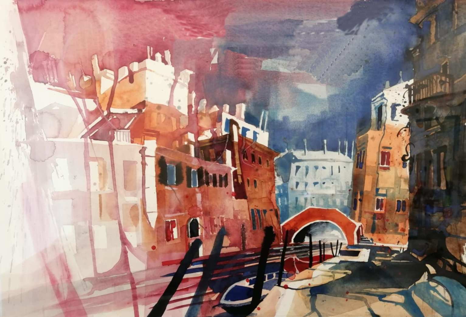 Aquarellmalerei einer venezianischen Brücke und Gebäude mit Wasser im Vordergrund.