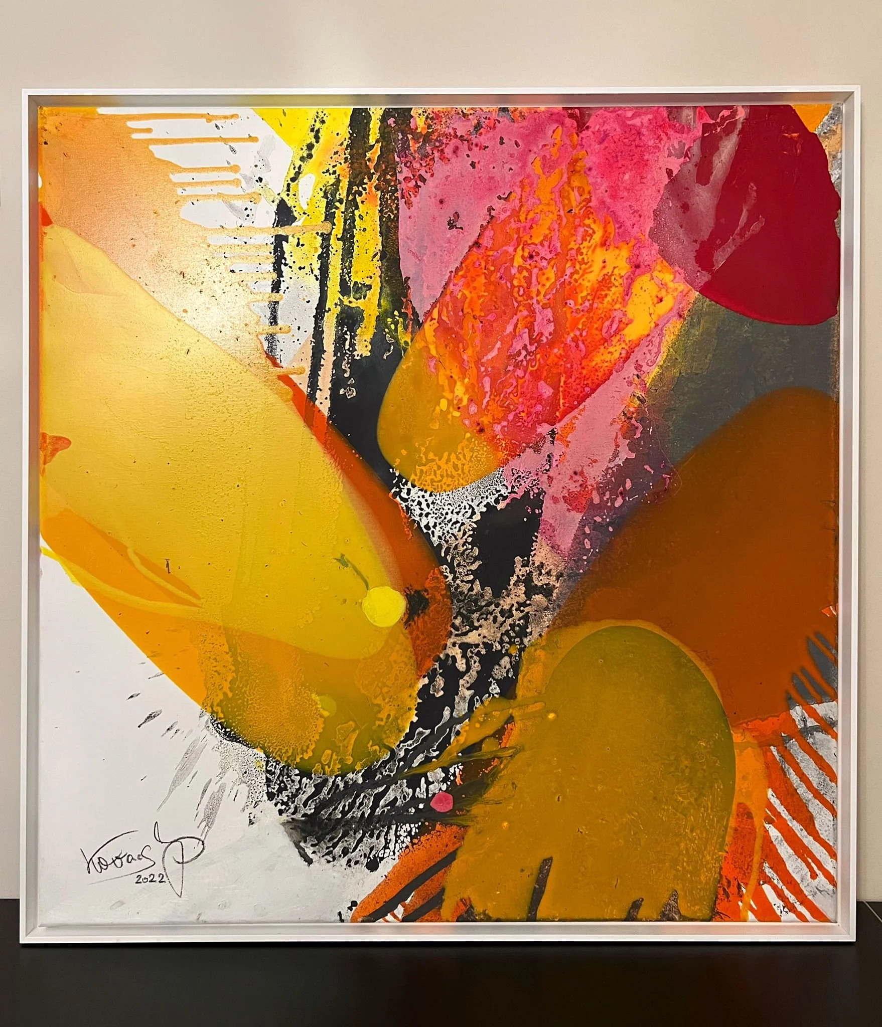 Abstraktes Gemälde mit leuchtenden Farben wie Gelb, Orange, Rot und Schwarz, mit verschiedenen Pinselstrichen und Farbverläufen.