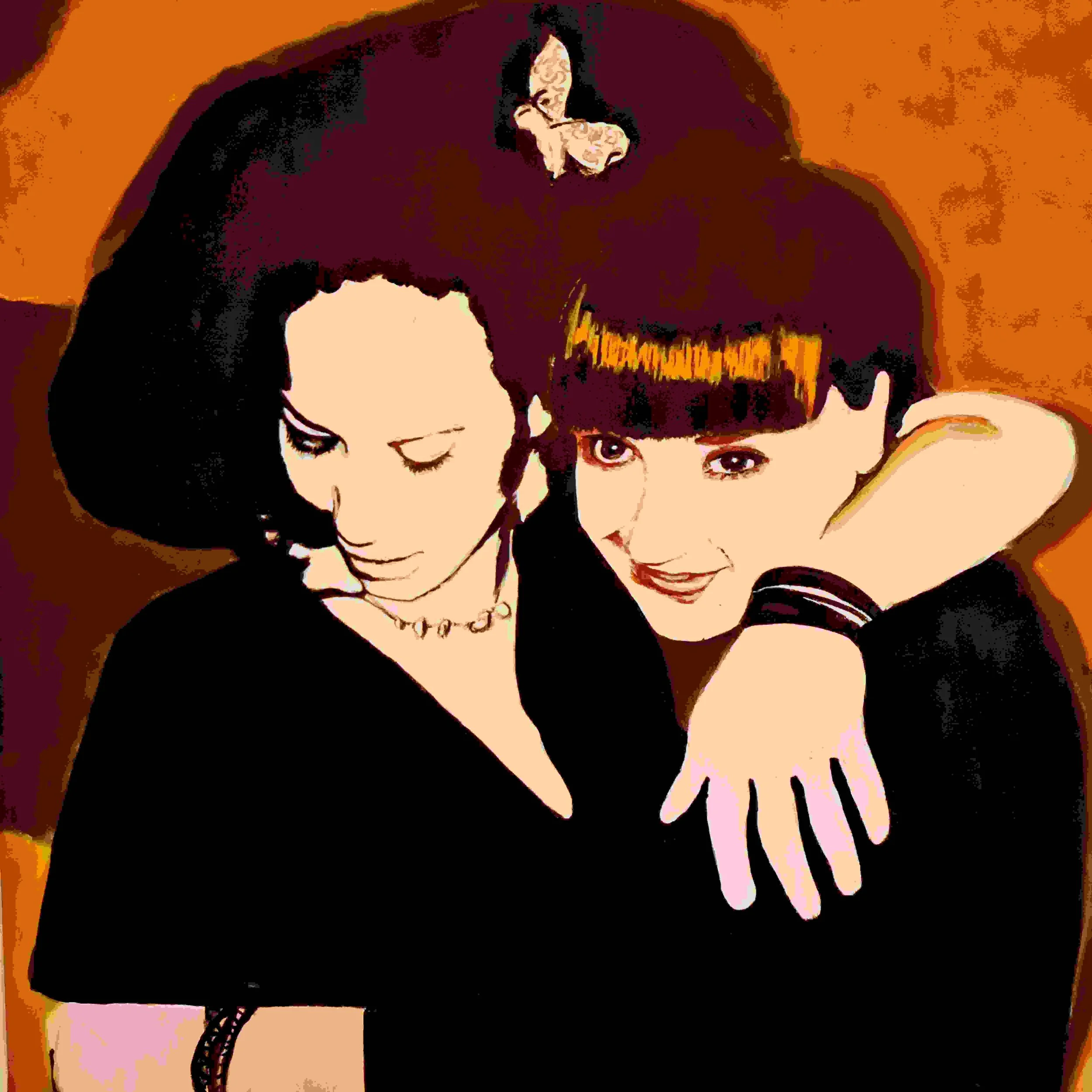 Zwei junge Frauen umarmen sich freundschaftlich, eine lächelt und die andere schaut nach unten.