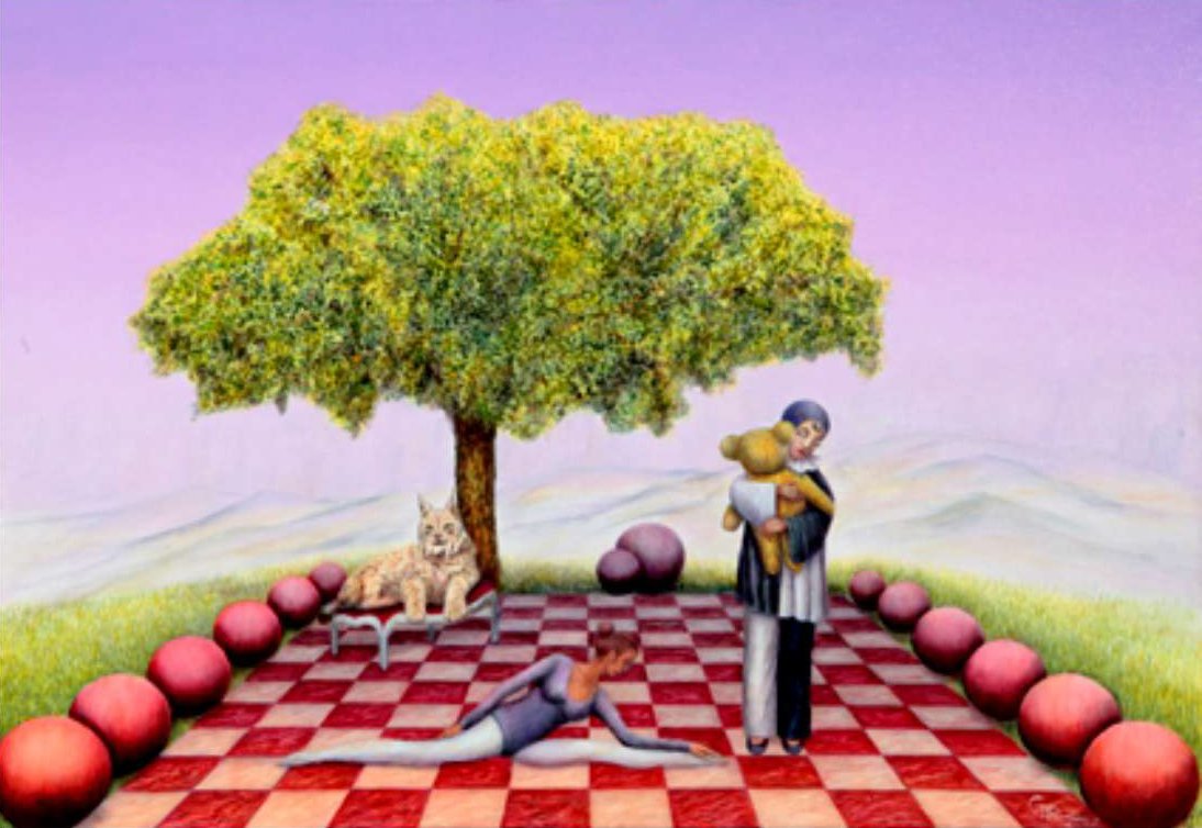 Ein surrealistisches Gemälde mit einem Baum, einem sitzenden Tier auf einer Bank, einer Person im Yogapose und einer Frau, die ein Kind hält, auf einem Schachbrettmusterboden im Freien.