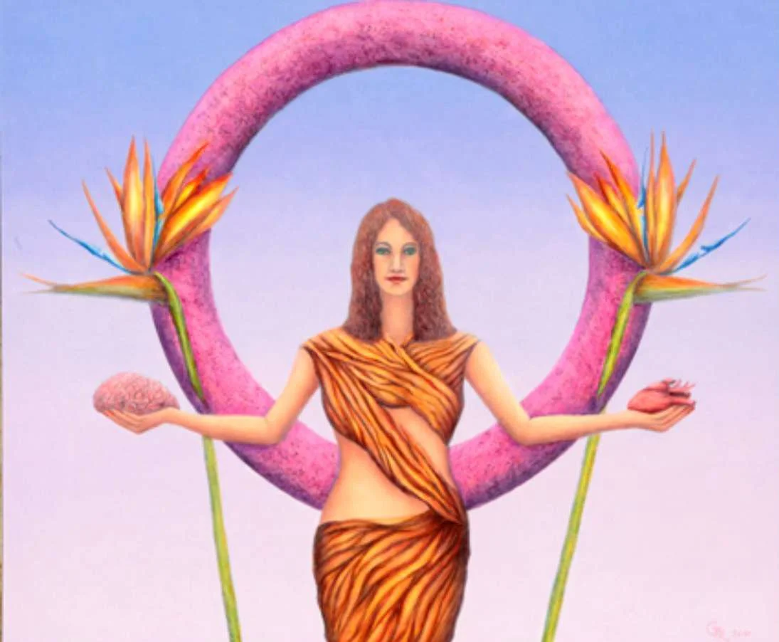 Eine Frau in einem Kleid im Zebramuster steht vor einem großen, pinken Kreis mit zwei orange-blauen Blumen und einem rosa element im Hintergrund.