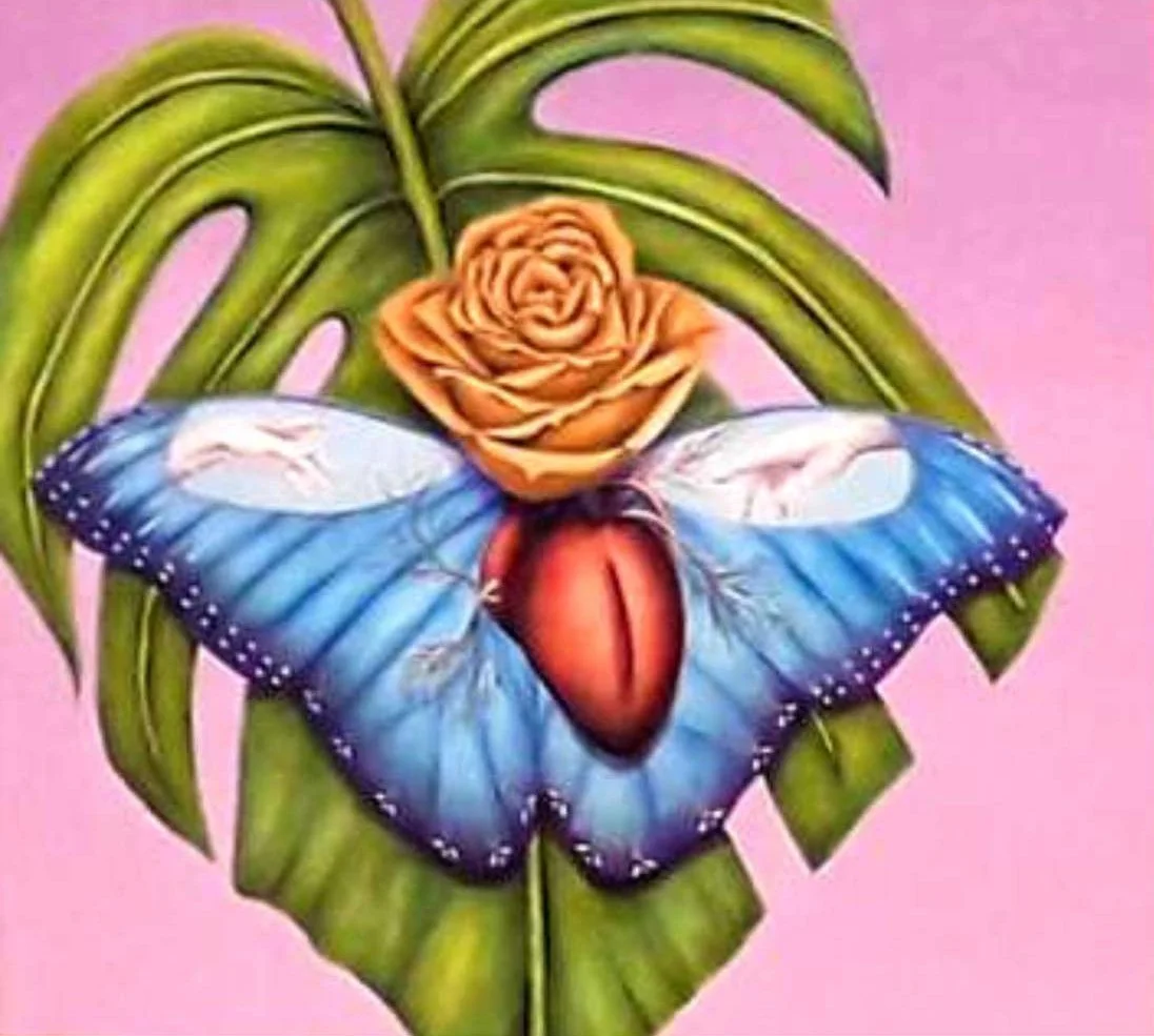 Ein gemaltes Bild einer exotischen Blume, einem Schmetterling mit blauen Flügeln und einem hellblauen Hintergrund.