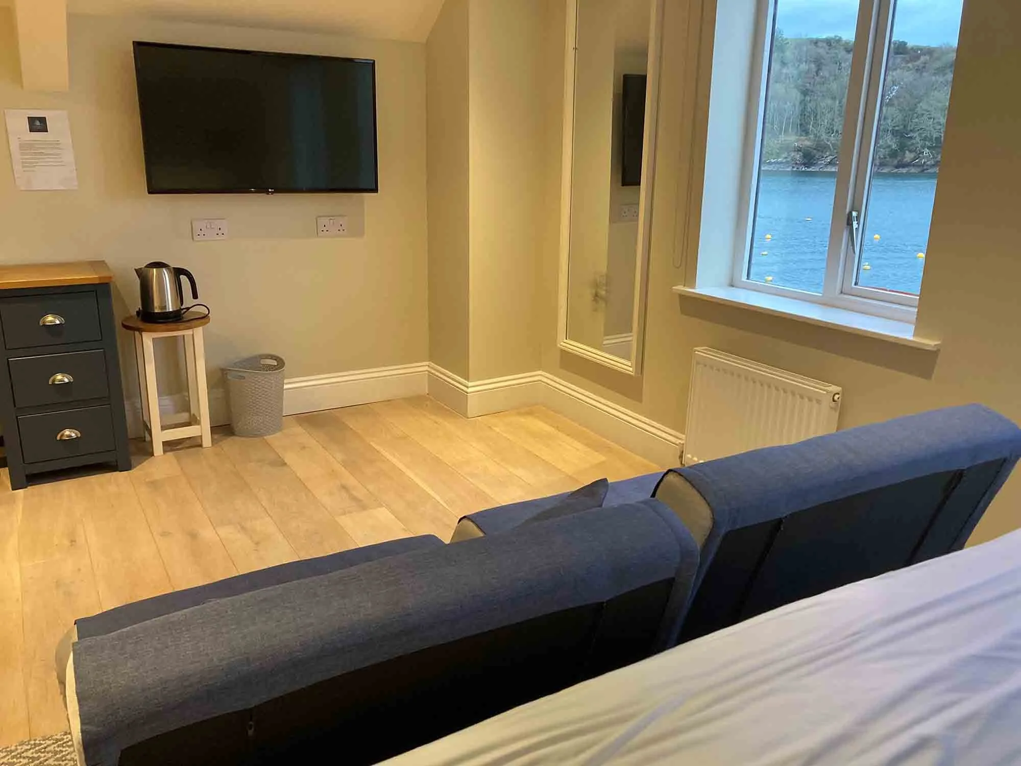 Bed and breakfast with children's beds on the river Fowey