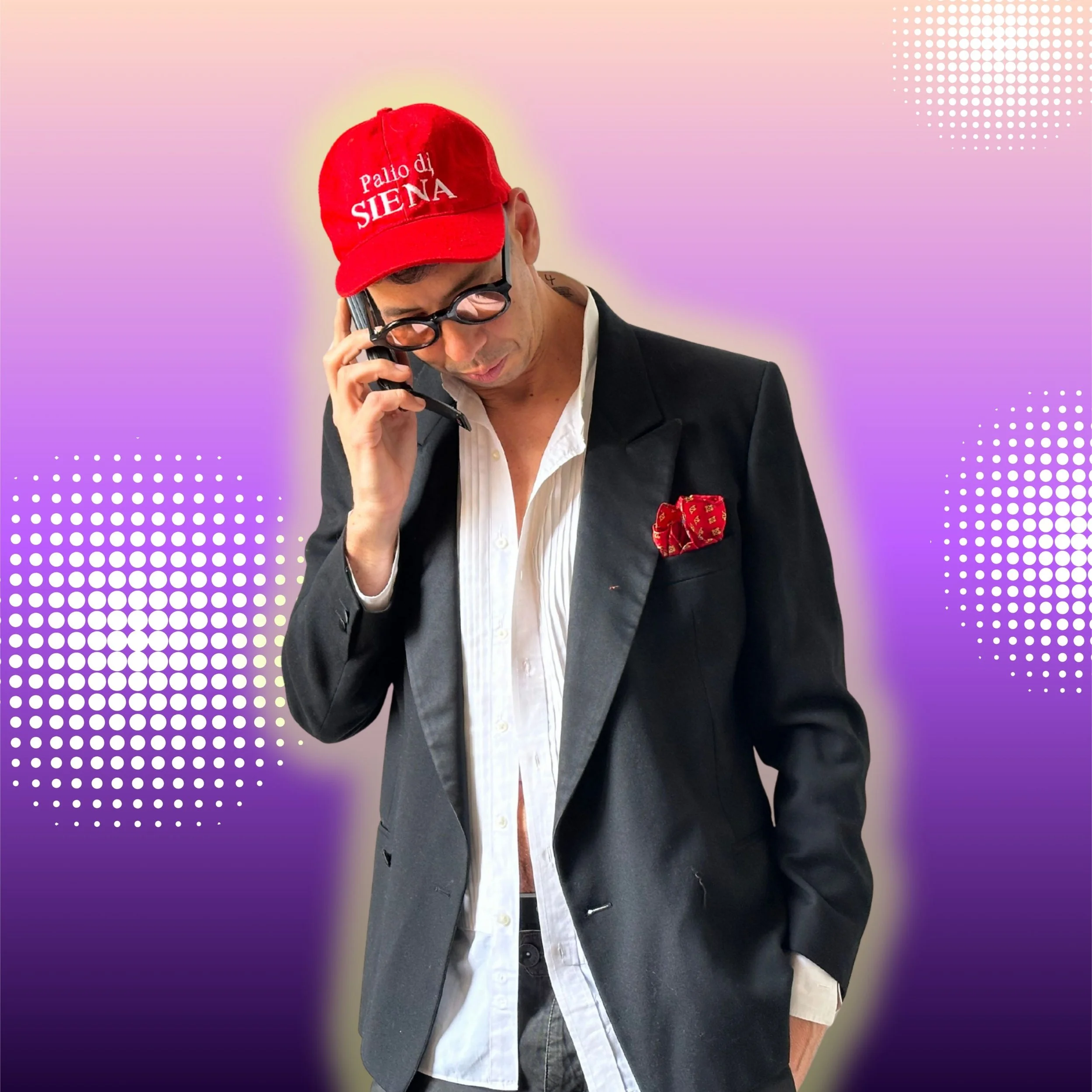 A man wearing a black blazer, white shirt, red baseball cap with 'Pallio di Siena' text, glasses, holding a phone to his ear, with a purple gradient background and dotted design elements.