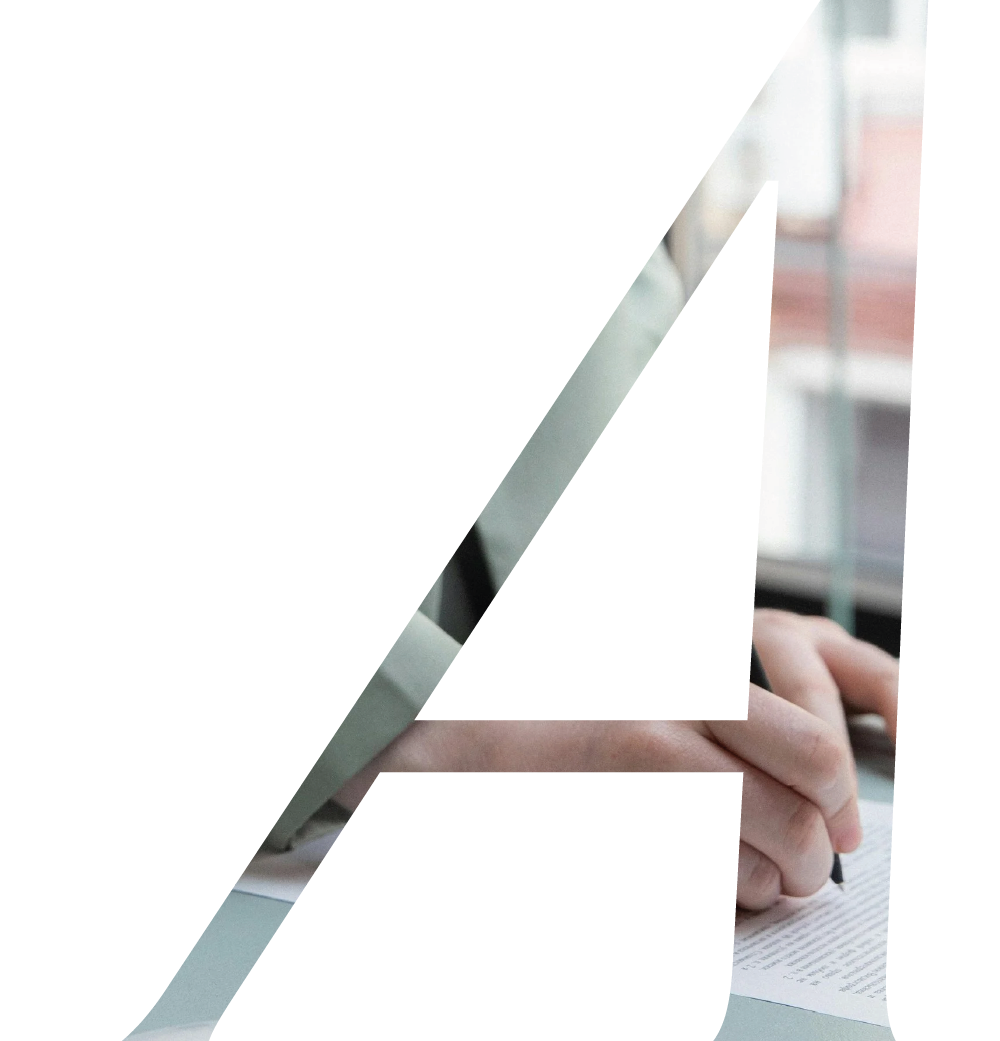 Eine Person schreibt auf einem Papier mit einem Stift, im Hintergrund ist ein Fenster sichtbar.