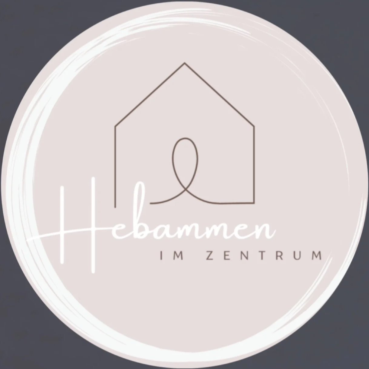 Logo der Hebammenordination 'Hebammen im Zentrum' mit einem stilisierten Haus und der Textschrift 'Hebammen im Zentrum' auf einem hellrosa Hintergrund.