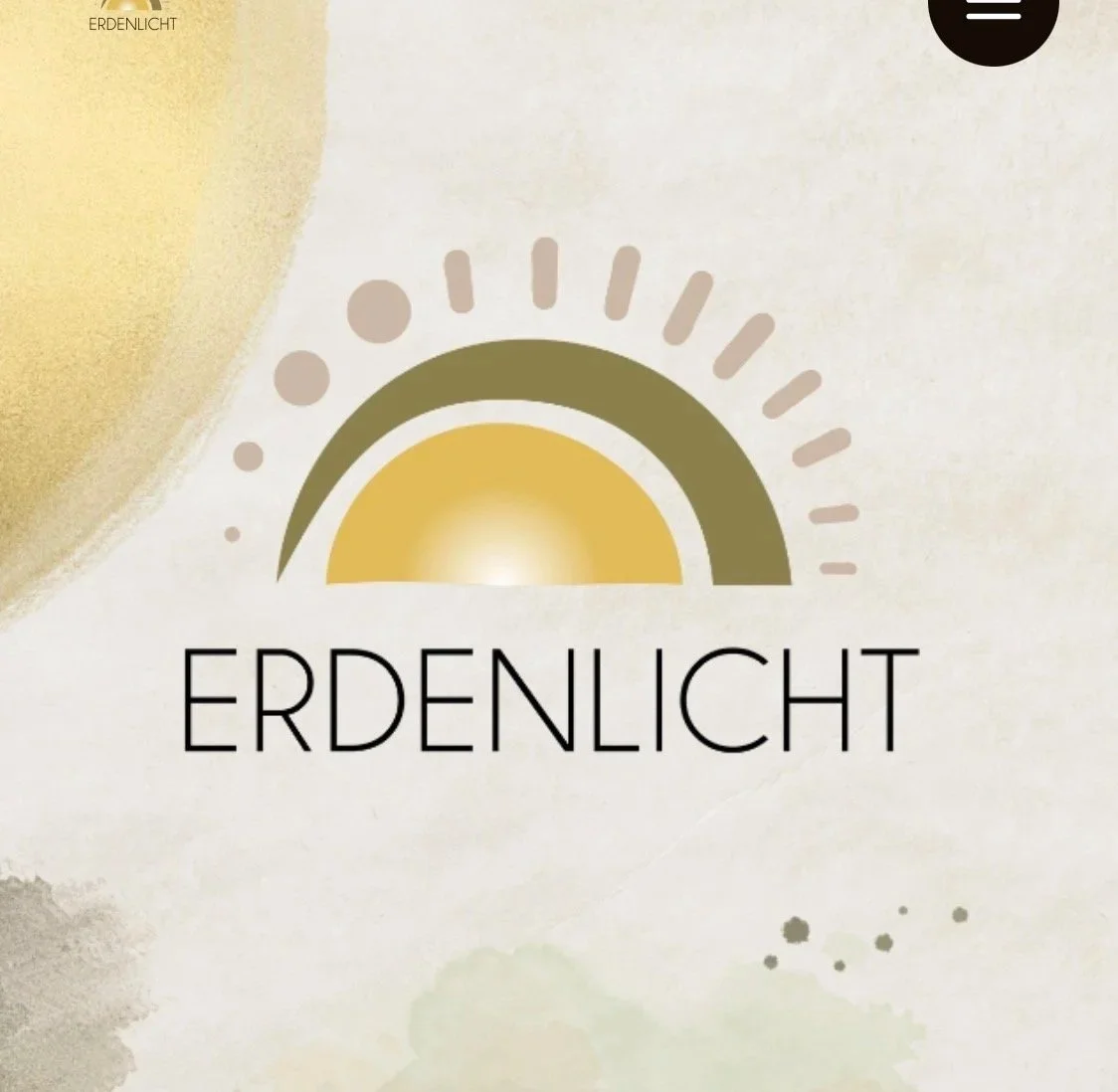 Logo mit einem stilisierten Sonnenaufgang in Gelb und Olivgrün, darunter das Wort "ERDENLICHT" in schwarzer Schrift.