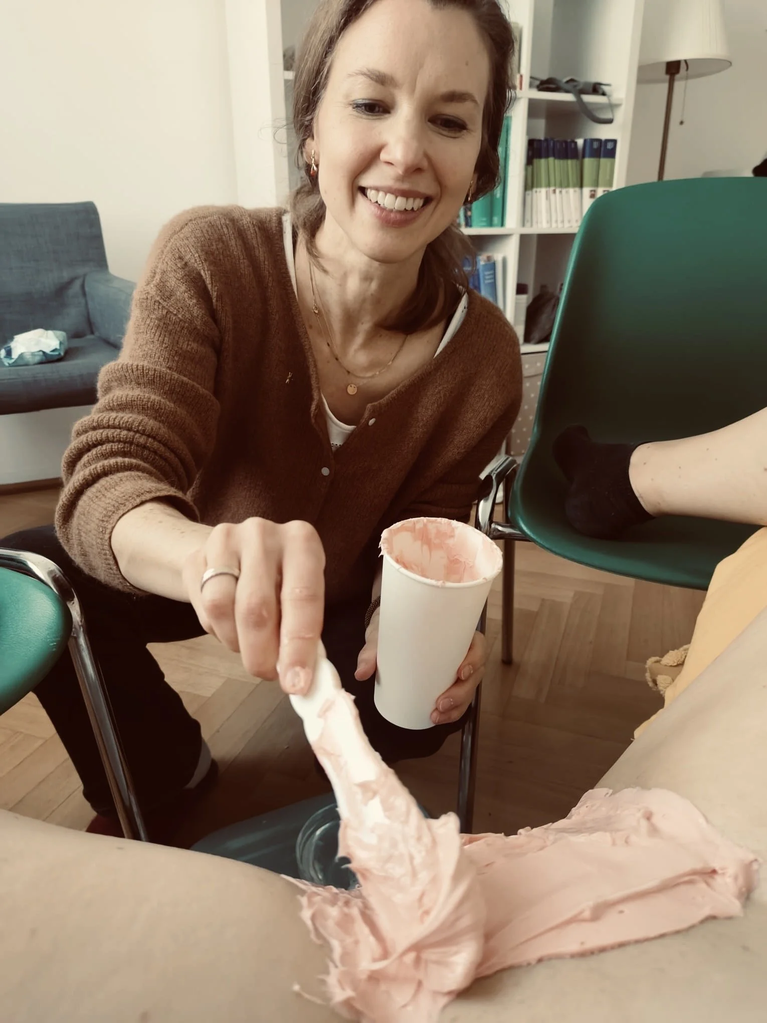 Maria Groiss bei einer Vulvaabformung.