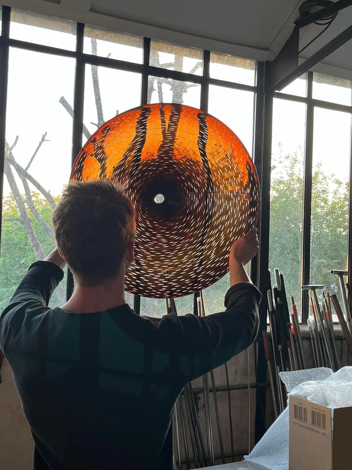 Belle rencontre avec @atelier.stokowski fond&eacute; par trois fr&egrave;res, r&eacute;alisant des luminaires, du mobilier et des objets en verre laiton et bois.✨

L&rsquo;atelier affirme un positionnement singulier par l&rsquo;usage de la gravure da